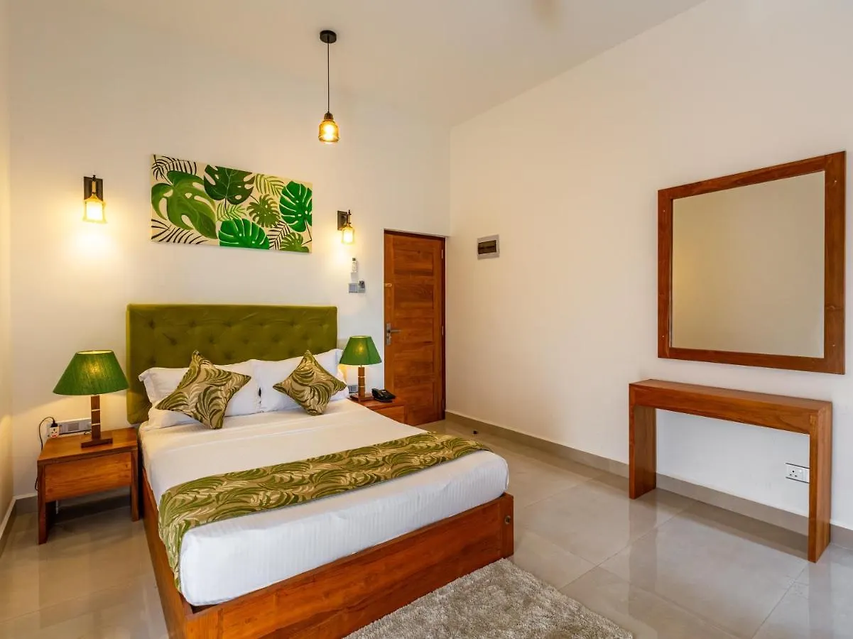 J Leaf Hotel Negombo 3*,