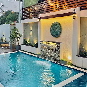 Hotel 8+
